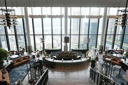 　２９階のラウンジ＆バー「ピーコック・アレー」。バーカウンターの上にある時計は各国の文化を反映することをモットーとしており、日本では「ＧＲＡＮＤ ＳＥＩＫＯ」の時計を採用