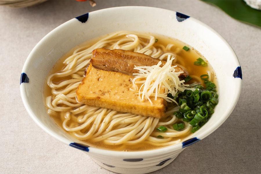 　阪神梅田本店『ハイサイ！めっちゃ沖縄！』で販売される「スタンダード麺 三枚肉」（１２１０円／金月そば）