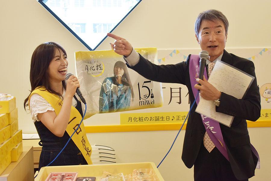 　初対面にして軽快なやり取りを披露したｍｉｗａと太平サブロー（阪南市・５月２１日）