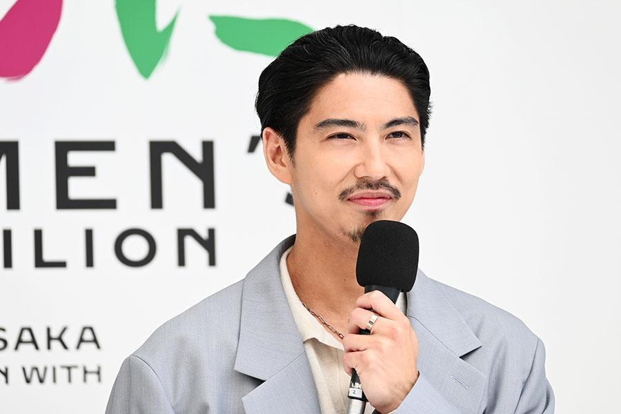 　フォトコールに登壇した賀来賢人（５月２１日・大阪市内）