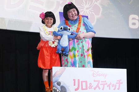　「スティッチ～」と言いながら撮影に応じた２人（５/２２・大阪市内）　©２０２５ Ｄｉｓｎｅｙ Ｅｎｔｅｒｐｒｉｓｅ,Ｉｎｃ Ａｌｌ Ｌｉｇｈｔｓ Ｒｅｓｅｒｖｅｄ.