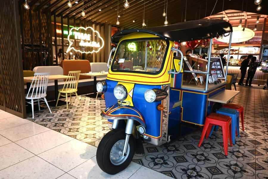 　「センタラグランドホテル大阪」（大阪市中央区）のビュッフェ会場は、タイの三輪タクシー「トゥクトゥク」がお出迎え（３月４日撮影）