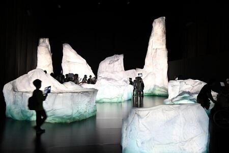 　タブレットをもってカナダパビリオンの氷山をあちこち探検しよう（撮影５月２０日：大阪・関西万博）