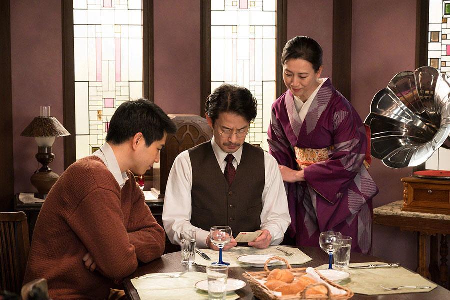 　『あんぱん』第４０回より。嵩から届いた手紙を読む柳井家の人びと。写真左から、弟・千尋（中沢元紀）、伯父・寛（竹野内豊）、伯母・千代子（戸田菜穂）©ＮＨＫ