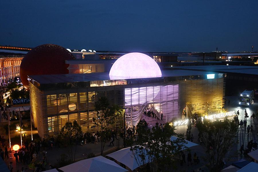 　大屋根リングからの「オランダパビリオン」夜の外観