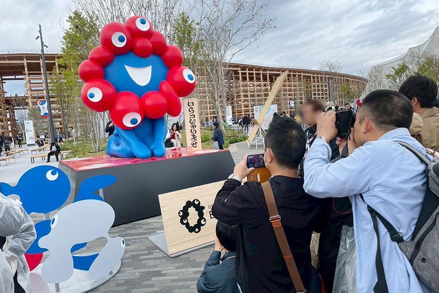 　「大阪・関西万博」東ゲートすぐにあるミャクミャク像（４月１３日・大阪市内）