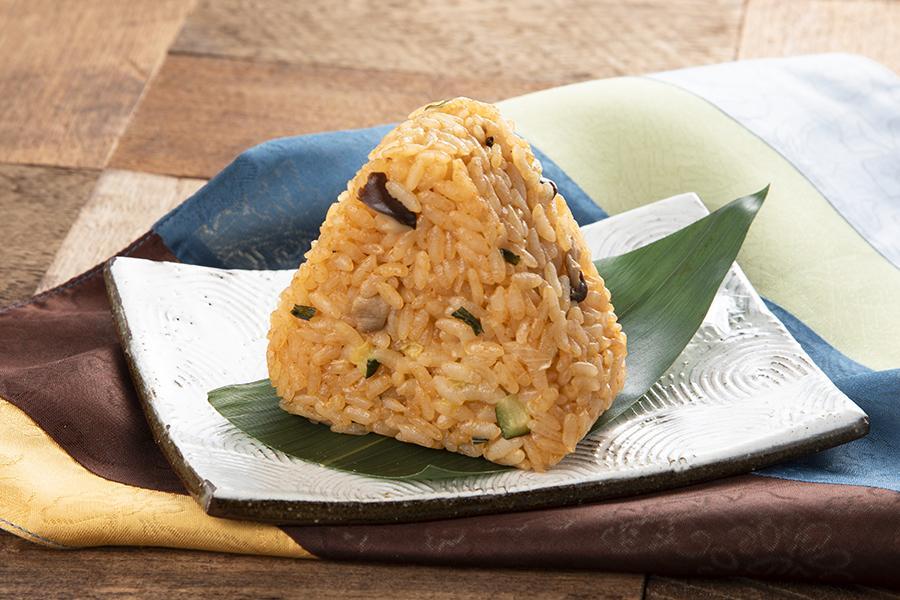 　セブン‐イレブン『マシッソ！韓国イチ推しグルメ』の「牛肉入り韓国味噌おむすびテンジャンチゲ仕立て」（２０３円）