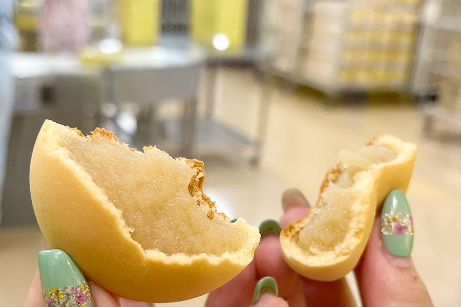 　「月化粧ファクトリー」工場見学の最後は焼きたて、できたての「月化粧」がもらえる