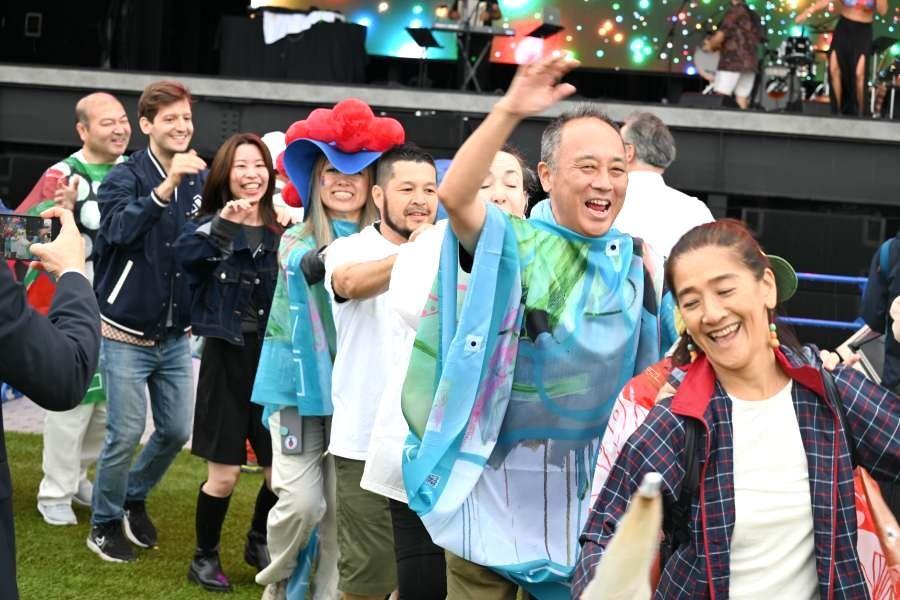 　ライブ後半の盛り上がりがすごい！ 雨の中「ブラジル・トレイン」が出発（撮影５月２４日：大阪・関西万博）