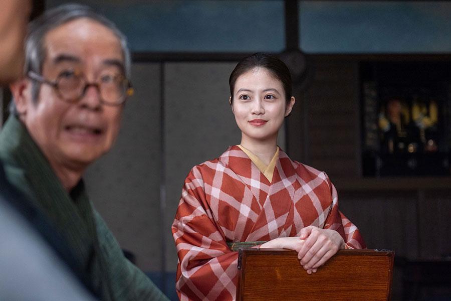 　『あんぱん』第４１回より。祖父・釜次が団子屋・桂（小倉蒼蛙）たちと話す様子を見るのぶ（今田美桜）（Ｃ）ＮＨＫ