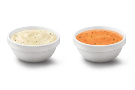 　マックナゲット期間限定の新作ソース（左から）「サワークリームペッパーソース」「ホットハラペーニョマヨソース」（単品４０円～）