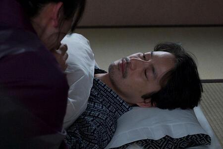 　『あんぱん』第４１回より。病床で話す嵩の伯父・寛（竹野内豊）（Ｃ）ＮＨＫ