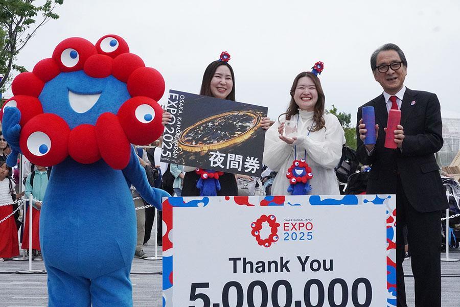 　『大阪・関西万博』５００万人目の来場者となった坂田綾香さんと松村有夏さん、博覧会協会・石毛博行会長（５月２６日・夢洲）