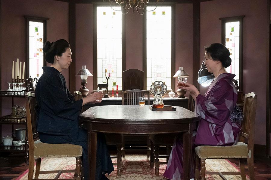 　『あんぱん』第４２回より。嵩の伯母・千代子（写真右、戸田菜穂）から誘われ献杯するのぶの母・羽多子（写真左、江口のりこ）（Ｃ）ＮＨＫ