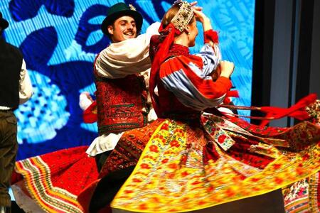 　男女のカップルを主人公に、結婚を描く舞踊劇「カロタセグの結婚式」（撮影５月２４日：大阪・関西万博）