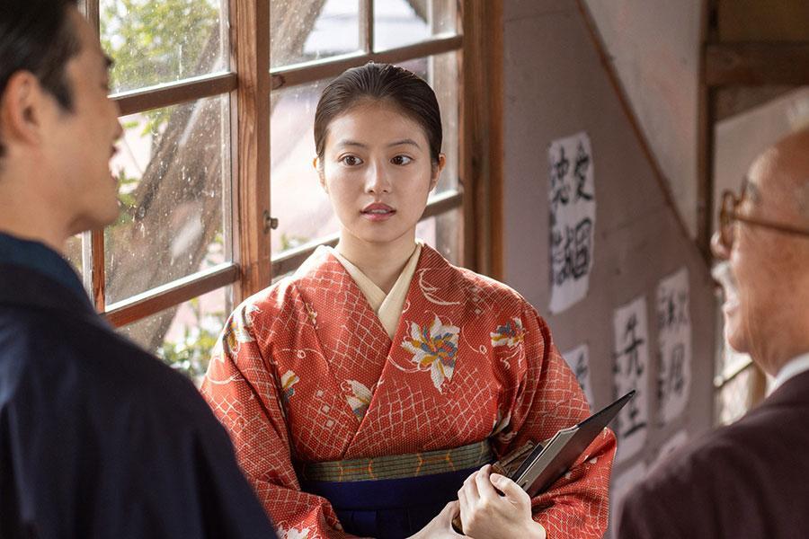 　『あんぱん』第４４回より。校長たちと話すのぶ（今田美桜）（Ｃ）ＮＨＫ