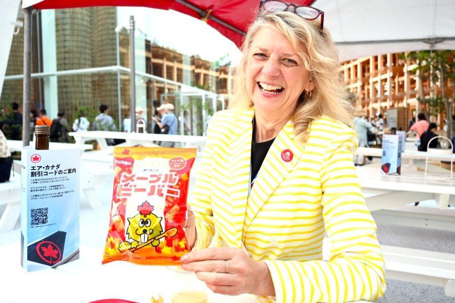 　カナダパビリオンの館長ローリーさんも、メープルビーバーがお気に入り（撮影５月２０日：大阪・関西万博）