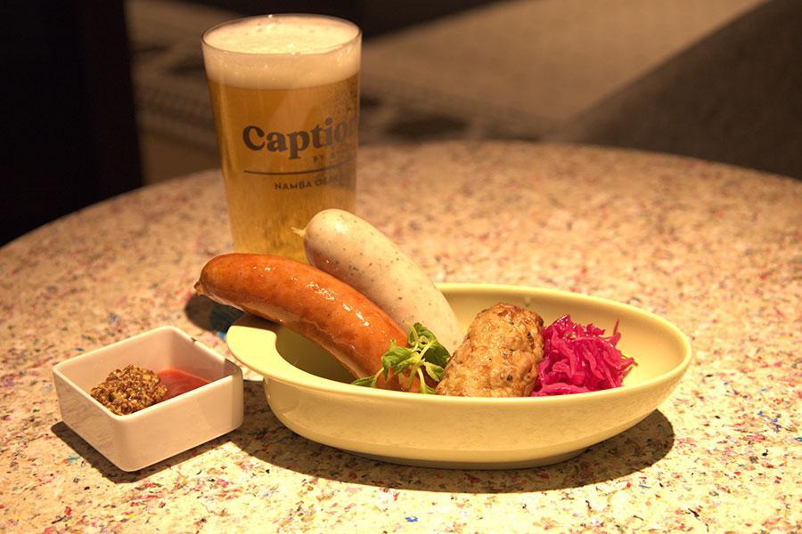 　アテって関西弁？（写真は「キャプション ｂｙ Ｈｙａｔｔ なんば 大阪」のソーセージ盛り合わせ１３００円）