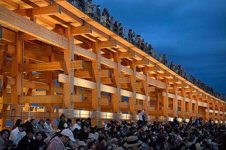 　「大屋根リング」の上で花火の打ち上げを待つ人々（５月３１日／大阪・関西万博）