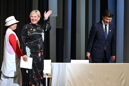 　式典参加者に手を振るハトラ・トーマスドッティル大統領（撮影５月２９日：大阪・関西万博）