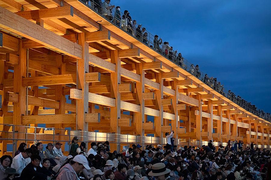 　「大屋根リング」の上で花火の打ち上げを待つ人々（５月３１日／大阪・関西万博）
