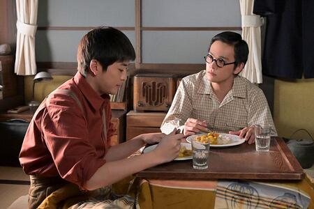 『あんぱん』第47回より。一緒にカレーを食べる健太郎（写真左、高橋文哉）と嵩（写真右、北村匠海）（C）NHK