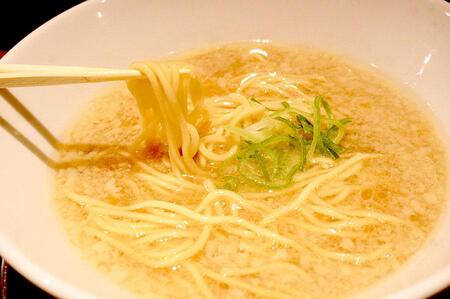 背脂入りの豚骨醤油のスープが京都らしい一杯。「かけラーメン」（400円）