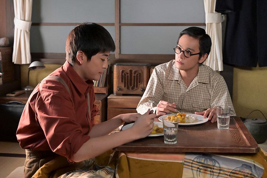 『あんぱん』第47回より。一緒にカレーを食べる健太郎（写真左、高橋文哉）と嵩（写真右、北村匠海）（C）NHK