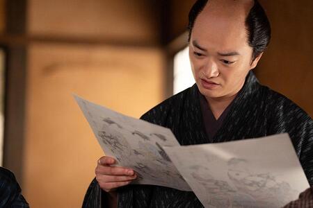 　『べらぼう～蔦重栄華乃夢噺～』第２１回より。錦絵を見比べる絵師・喜多川歌麿（染谷将太）（Ｃ）ＮＨＫ