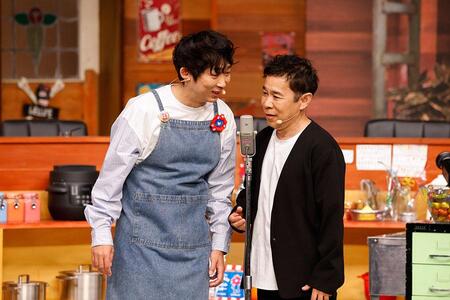 　（左から）おかべろで漫才を披露する石田明 (ＮＯＮ ＳＴＹＬＥ）、岡村隆史（ナインティナイン） Ⓒカンテレ