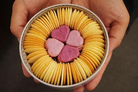 近鉄あべのハルカス本店限定商品もさまざま。「J.DEUX CERCLE」の「ラングドシャ ハーティン」（1728円）