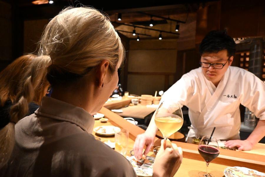 　「ＳＵＳＨＩ」は外国人からも大人気。万博応援企画がスタート。写真右は富山出身の寿司職人・榊洋光氏