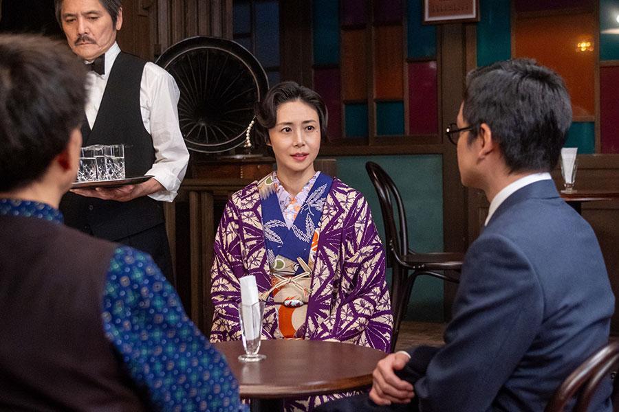 『あんぱん』第４９回より。嵩に言葉をかける母・登美子（写真中央、松嶋菜々子）（Ｃ）ＮＨＫ