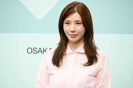 『プラダ モード 大阪』のフォトコールに登場した仲里依紗（６月７日・うめきた公園）