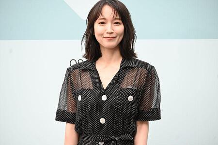 『プラダ モード 大阪』のフォトコールに登場した吉岡里帆（６月７日・うめきた公園）