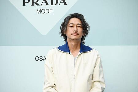 　『プラダ モード 大阪』のフォトコールに登場した窪塚洋介（６月７日・うめきた公園）