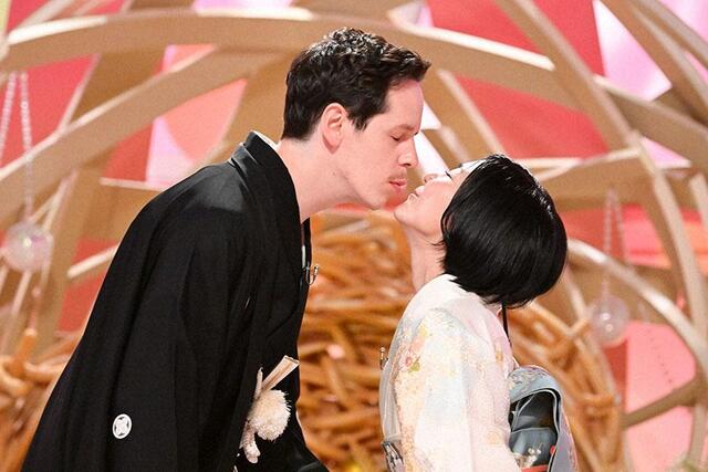 史上初のアメリカ在住カップルが「新婚さん」に 熱唱→熱々キス番組