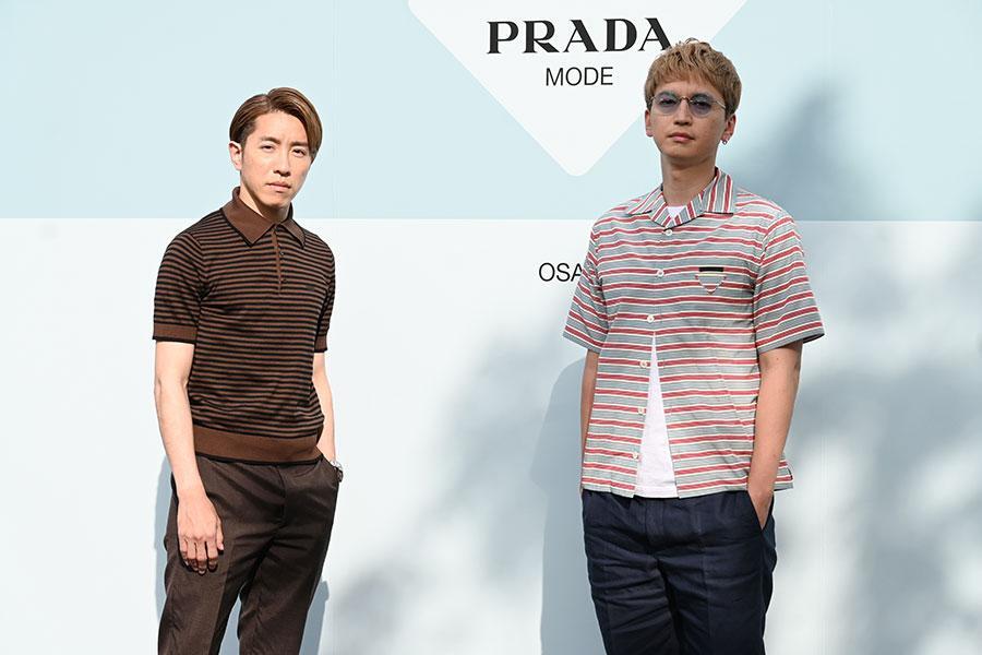 『プラダ モード 大阪』のフォトコールに登場したSUPER EIGHTの村上信五、大倉忠義（6月7日・うめきた公園）