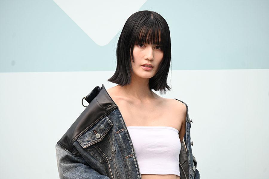 　『プラダ モード 大阪』のフォトコールに登場した橋本愛（６月７日・うめきた公園）