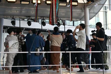 　次第に人がステージに吸い寄せられていき…（６月５日／大阪・関西万博）