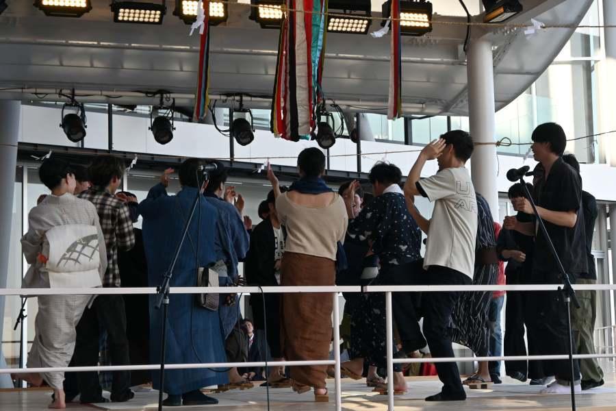 　次第に人がステージに吸い寄せられていき…（６月５日／大阪・関西万博）