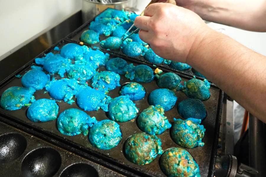 「ガイヤたこ焼き」の調理現場を見せていただいた（6月9日／大阪・関西万博 撮影:Lmaga.jp編集部）