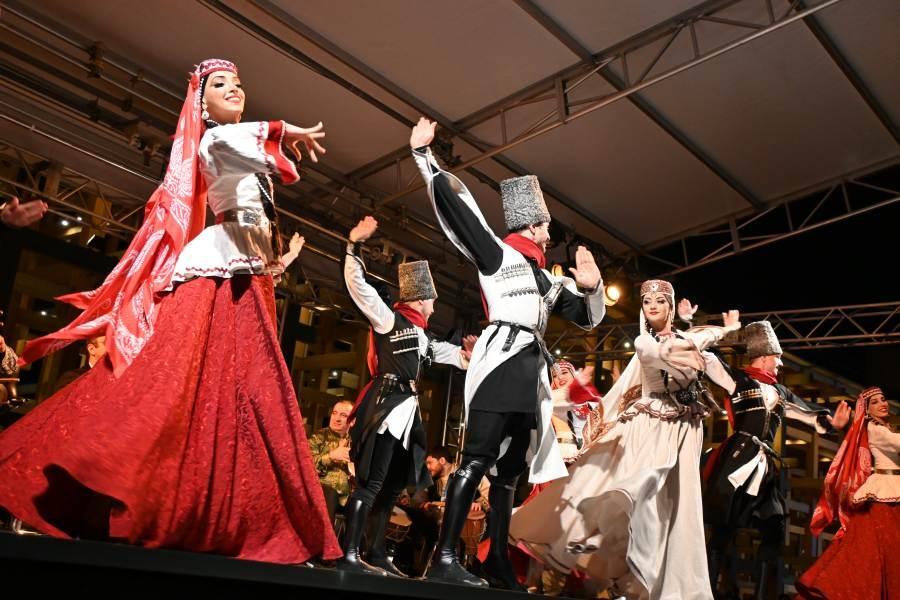 「度肝抜かれた」超絶テク太鼓に高速ダンス…「万博」アゼルバイジャン圧巻ステージ９０分