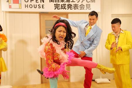 　会見の様子。終始暴れる吉本新喜劇の島田珠代（大阪市内・６月１１日）