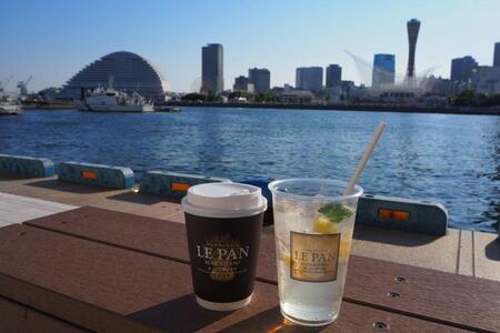 「ラスイートルパンビル」の裏手、海が目の前のベンチは、「穴場」スポット?