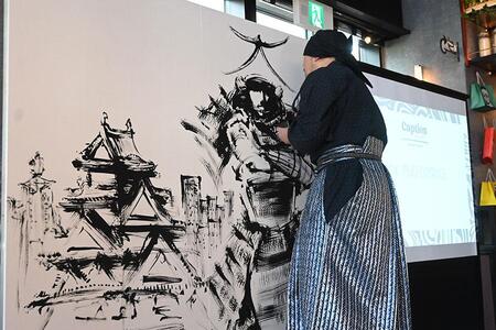 　「キャプション ｂｙ Ｈｙａｔｔ なんば大阪」開業１周年記念イベントでライブペインティングを披露する墨絵アーティスト・御歌頭氏（６月１２日）