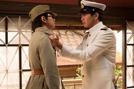 『あんぱん』第５４回より。嵩（写真左、北村匠海）の胸ぐらを掴む弟・千尋（写真右、中沢元紀）（Ｃ）ＮＨＫ