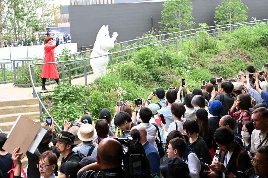 　ムーミンとリトルミィは来場者から大人気（６月１２日／大阪・関西万博 撮影:Ｌｍａｇａ.ｊｐ編集部）