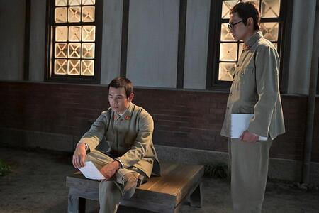 　『あんぱん』第５５回より。上等兵・八木（写真左、妻夫木聡）に絵を渡す嵩（写真右、北村匠海）（Ｃ）ＮＨＫ