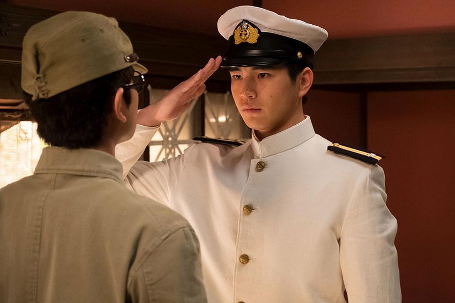 　『あんぱん』第５４回より。嵩（写真左、北村匠海）に敬礼する弟・千尋（写真右、中沢元紀）（Ｃ）ＮＨＫ